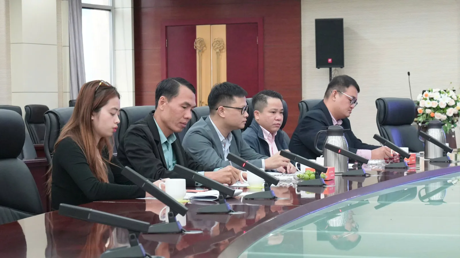 Đoàn VCC trong buổi làm việc tại phòng họp của Huajian