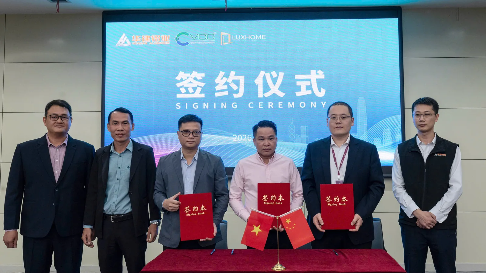 Đại diện VCC và Tập đoàn Nhôm Huajian chụp ảnh tại lễ ký kết hợp tác